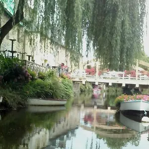  Hébergement de vacances Charmante Maison De Bourg France